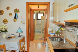 Kühlschrank, Herdplatte, Kochgeschirr/Geschirr/Besteck