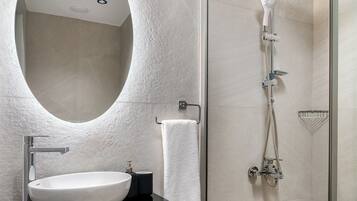 Dusche, umweltfreundliche Kosmetikartikel, Haartrockner, Hausschuhe