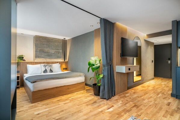 Premium bedding, Tempur-Pedic beds, free minibar, in-room safe