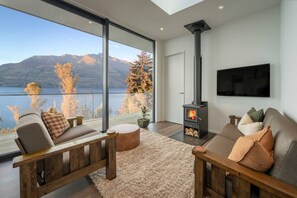 Smart TV, fireplace