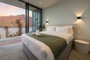 2 bedrooms, desk, iron/ironing board, travel crib - Crystal Waters- Suite 1 (Queenstown)