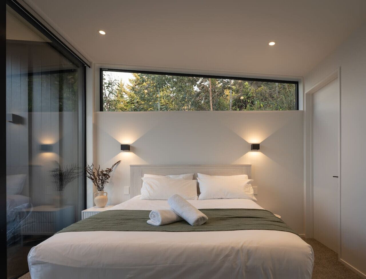 2 bedrooms, desk, iron/ironing board, travel crib