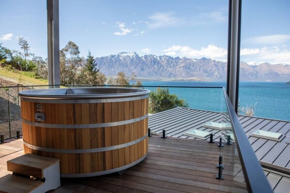 Outdoor spa tub