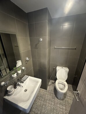 Shower, hair dryer, towels, toilet paper - La casita Hua Hin (Hua Hin)