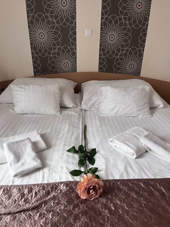Standard Double or Twin Room | Desk, free WiFi, bed sheets - Hotel Rose City (Budapest)