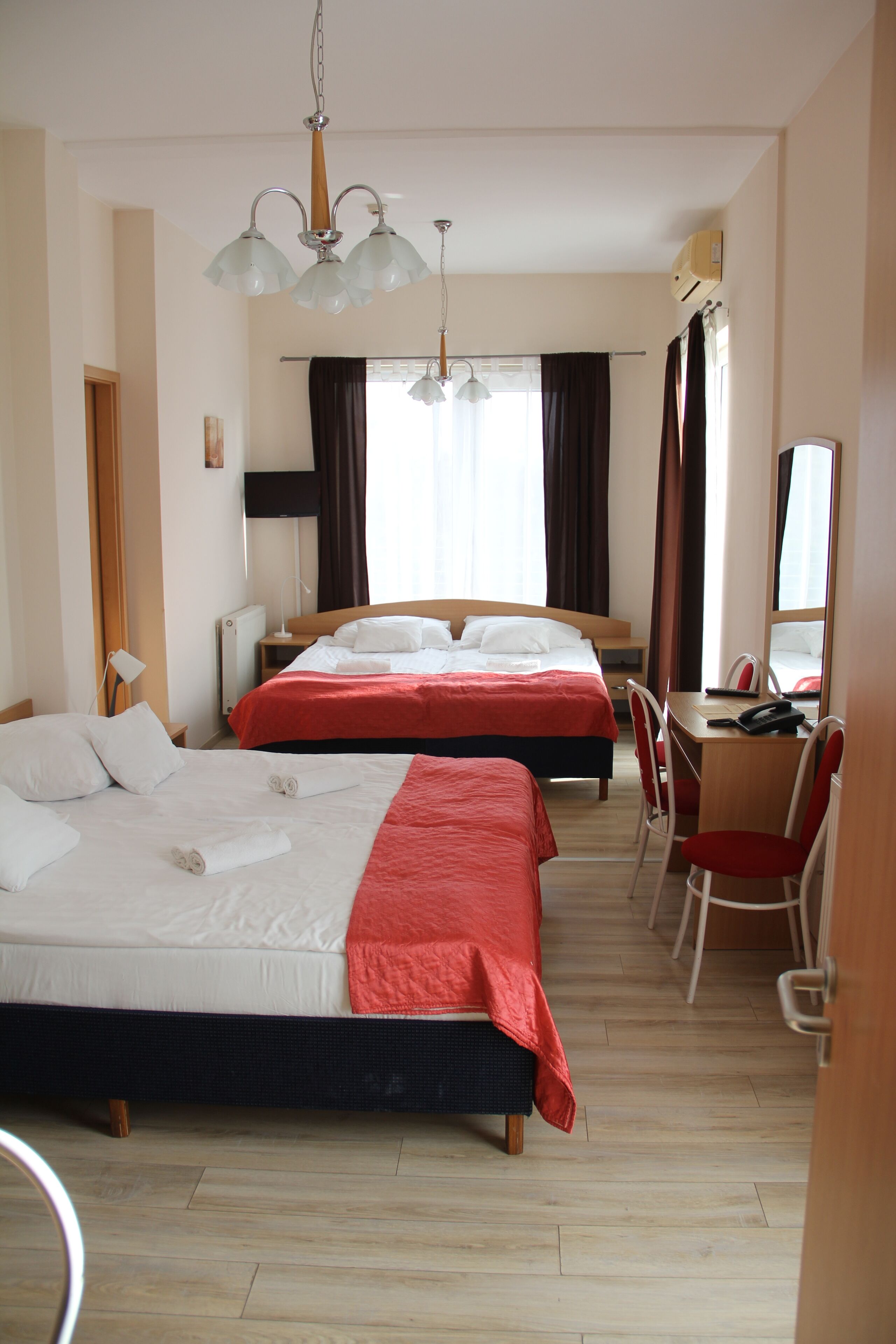 Habitació quàdruple estàndard | Escriptori, wifi gratuïta i roba de llit 