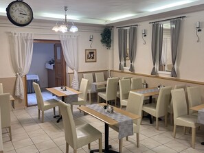 Frokostbuffé hver dag (EUR 3600 per person)