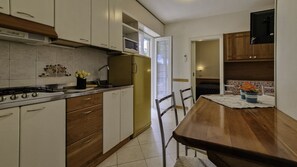 Een koelkast, een kookplaat, een koffiezetapparaat/waterkoker