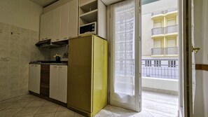 Een koelkast, een kookplaat, een koffiezetapparaat/waterkoker