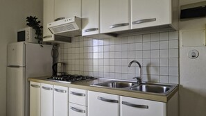 Een koelkast, een microgolfoven, een kookplaat