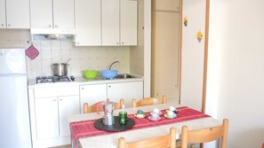 Kühlschrank, Herdplatte, Wasserkocher mit Kaffee-/Teezubehör