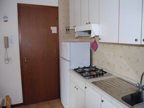 Kjøleskap, kokeplater og kjøkkenutstyr