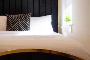 4 bedrooms, free WiFi - Modern Luxury Home w/ Glam rooms, 3 miles to BNA (Nashville)