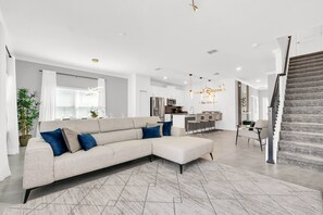 TV - Cozy and Beautiful Townhome at Storey Lake (Kissimmee)