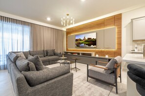 TV, video game console - Amazing Brand new Property With Themed Bedrooms (Davenport)