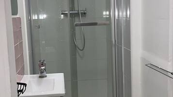 ヘアドライヤー、タオル、石鹸、トイレットペーパー