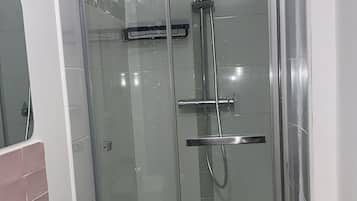 SĂšche-cheveux, serviettes fournies, savon, papier toilette