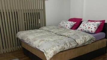 1 habitación, tabla de planchar con plancha, wifi y ropa de cama