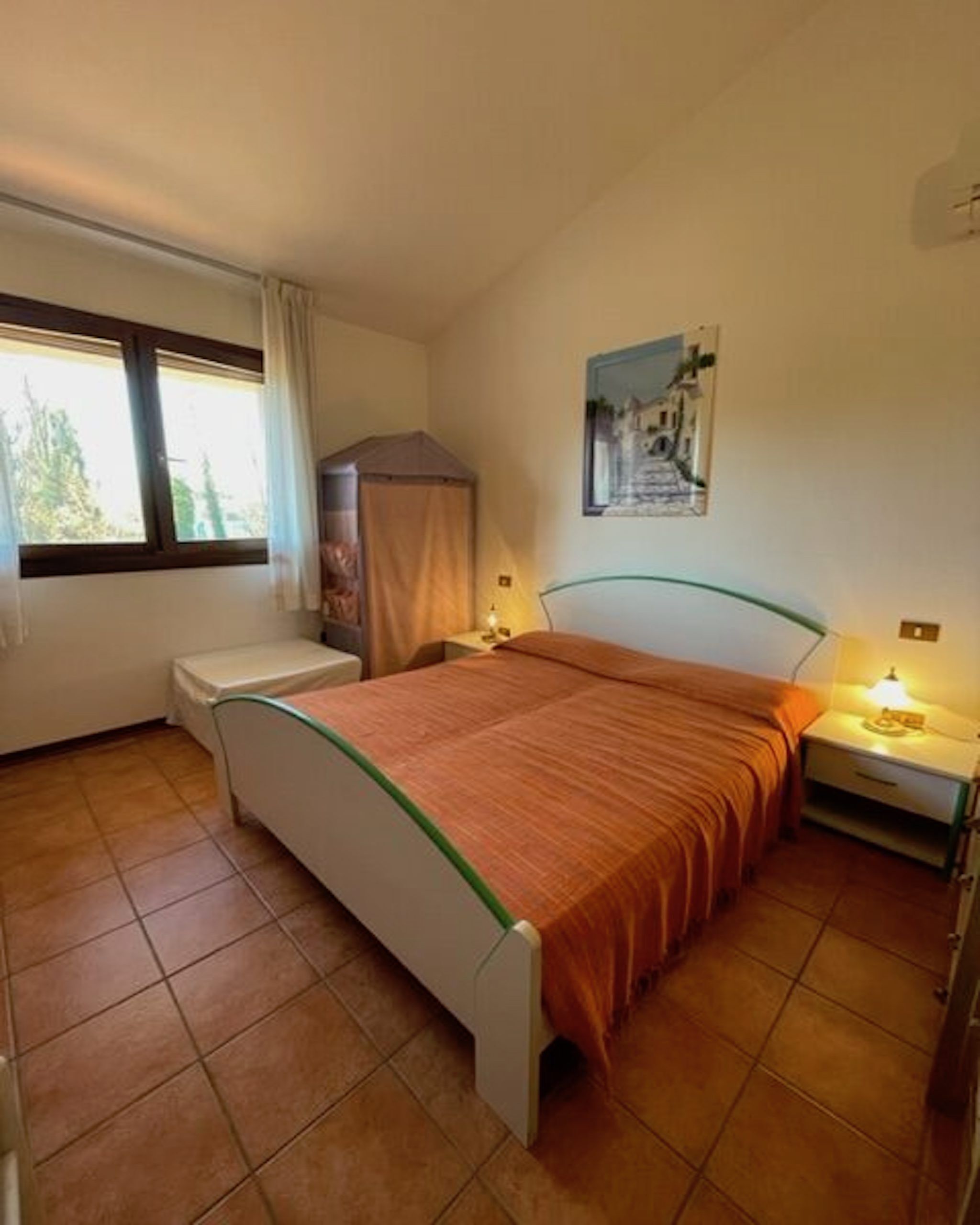 3 bedrooms, iron/ironing board, internet, bed sheets