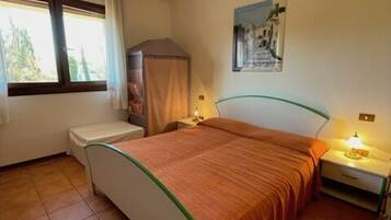 3 bedrooms, iron/ironing board, internet, bed sheets