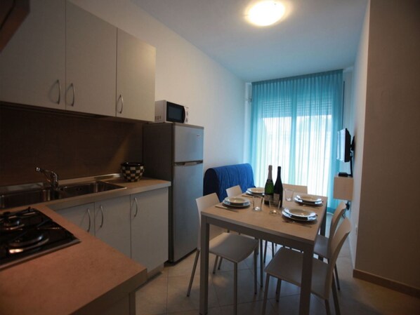 Frigorífico, microondas, placa de cocina y utensilios de cocina