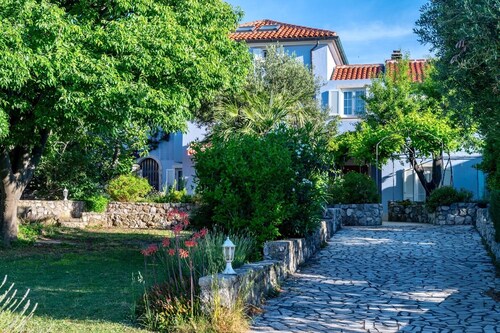 Beach apartment GALA with cozy terrace with sea view
