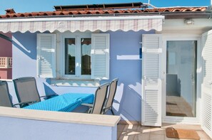 Outdoor dining - Apartment GALA with cozy terrace with sea view 30m from the beach (Nerezine)