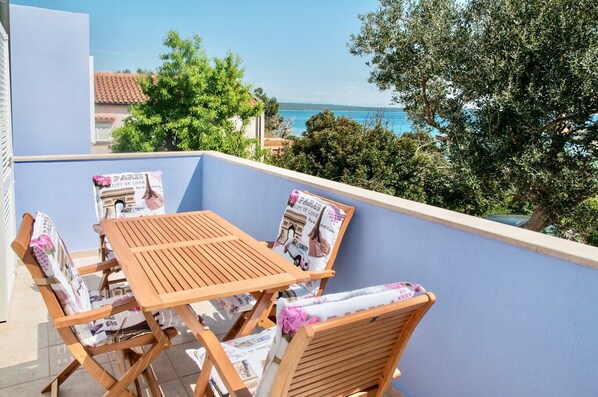 Outdoor dining - Apartment GALA with cozy terrace with sea view 30m from the beach (Nerezine)