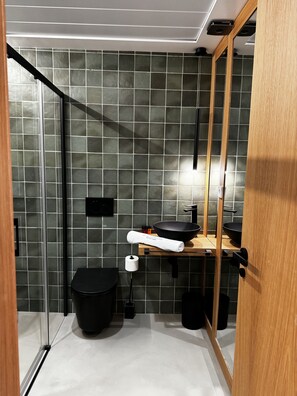 Douche, sĂšche-cheveux, serviettes fournies, savon