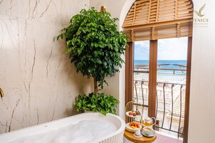 Salas de tratamiento para parejas, un sauna, una bañera de hidromasaje