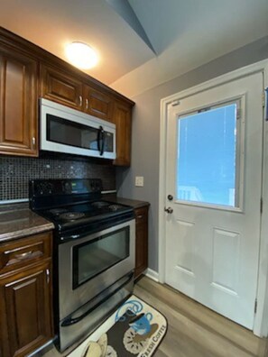 Fridge, microwave, oven, stovetop - Large 2 bedroom | Queen beds | Safe Area (Hampton)
