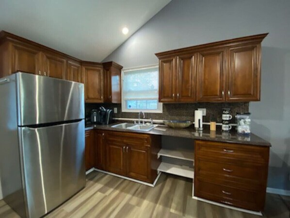 Een koelkast, een microgolfoven, een oven, een kookplaat