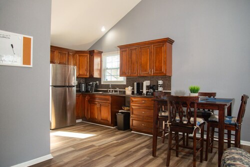 Large 2 bedroom | Queen beds | Safe Area