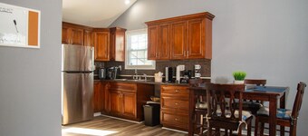 Large 2 bedroom | Queen beds | Safe Area