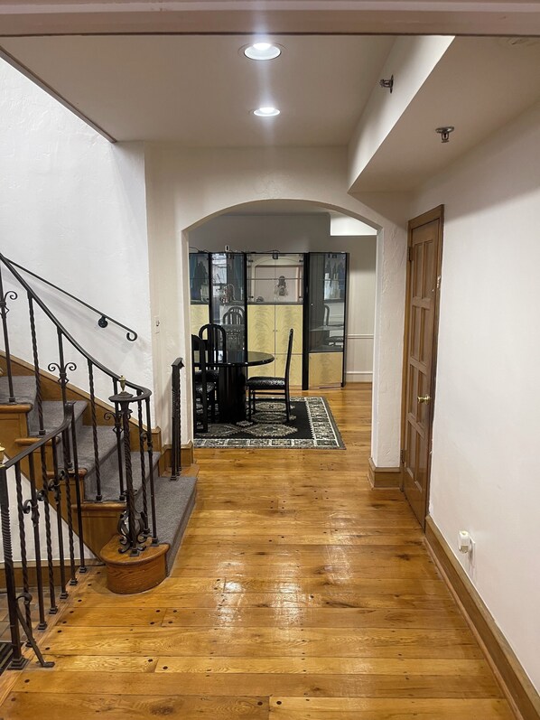 Interior - Cozy Rooms Available Escape to Tranquility Experience Unforgettable Comfort (Melrose Park)