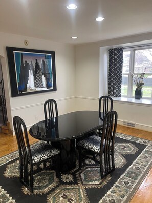 Dining - Cozy Rooms Available Escape to Tranquility Experience Unforgettable Comfort (Melrose Park)