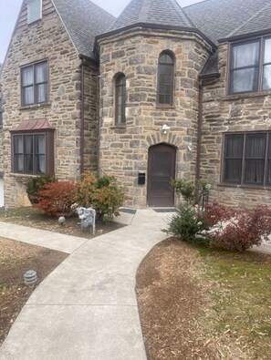 Exterior - Cozy Rooms Available Escape to Tranquility Experience Unforgettable Comfort (Melrose Park)