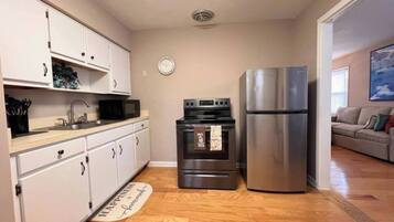 Mikrowelle, Ofen, Herdplatte, Wasserkocher mit Kaffee-/Teezubehör