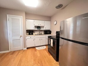 Micro-ondas, fogão, cooktop, cafeteira/chaleira