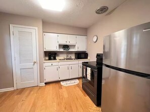 Microwave, oven, stovetop, coffee/tea maker - Perfect for families! (Newport News)