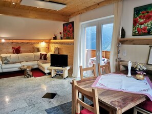 TV, fireplace, books, stereo - Ferienwohnung Smaragd in Herrlich, Sonniger Höhenlage mit Großglocknerblick (Heiligenblut)