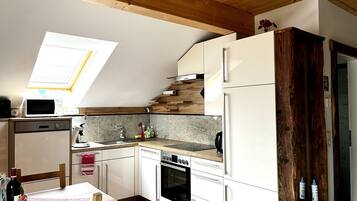 Réfrigérateur, micro-ondes, plaque de cuisson, lave-vaisselle