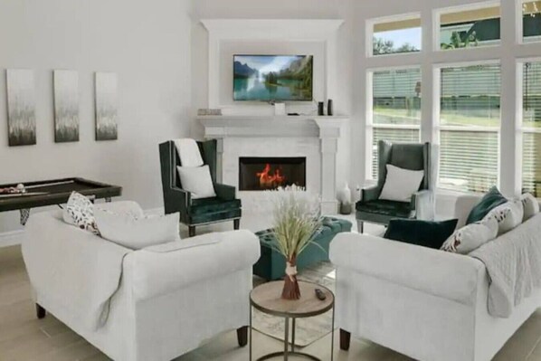 Een televisie en een open haard