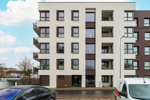 Exterior - Apartment With Desk in Poznan by Renters (Poznan)