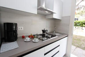 Frigorífico, placa de cocina y utensilios de cocina