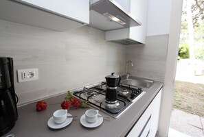 Fridge, stovetop, cookware/dishes/utensils - Comfy and sunny villa (Bibione)