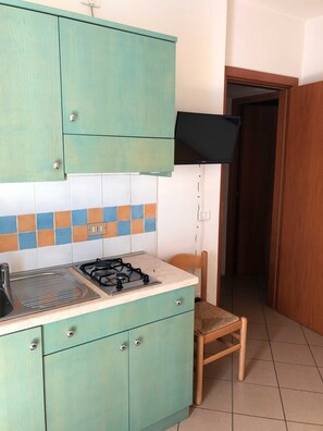 Fridge, stovetop, coffee/tea maker, cookware/dishes/utensils