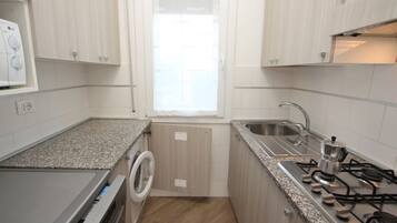 Jääkaappi, mikroaaltouuni, liesi, astianpesukone