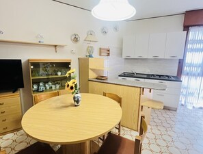 Kühlschrank, Herdplatte, Kochgeschirr/Geschirr/Besteck