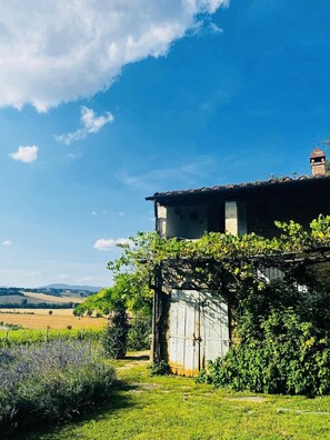 Exterior - Rural Italian Farmhouse in Umbria with Private Pool & Garden (Villanova, Perugia)